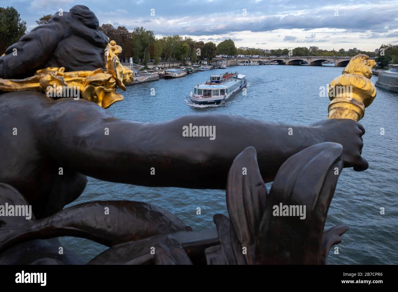 Ausflugsboot auf der seine, die sich der Pont Alexandre III nähert, mit der Statue der Nymphen der seine im Vordergrund, Paris, Frankreich, Europa Stockfoto