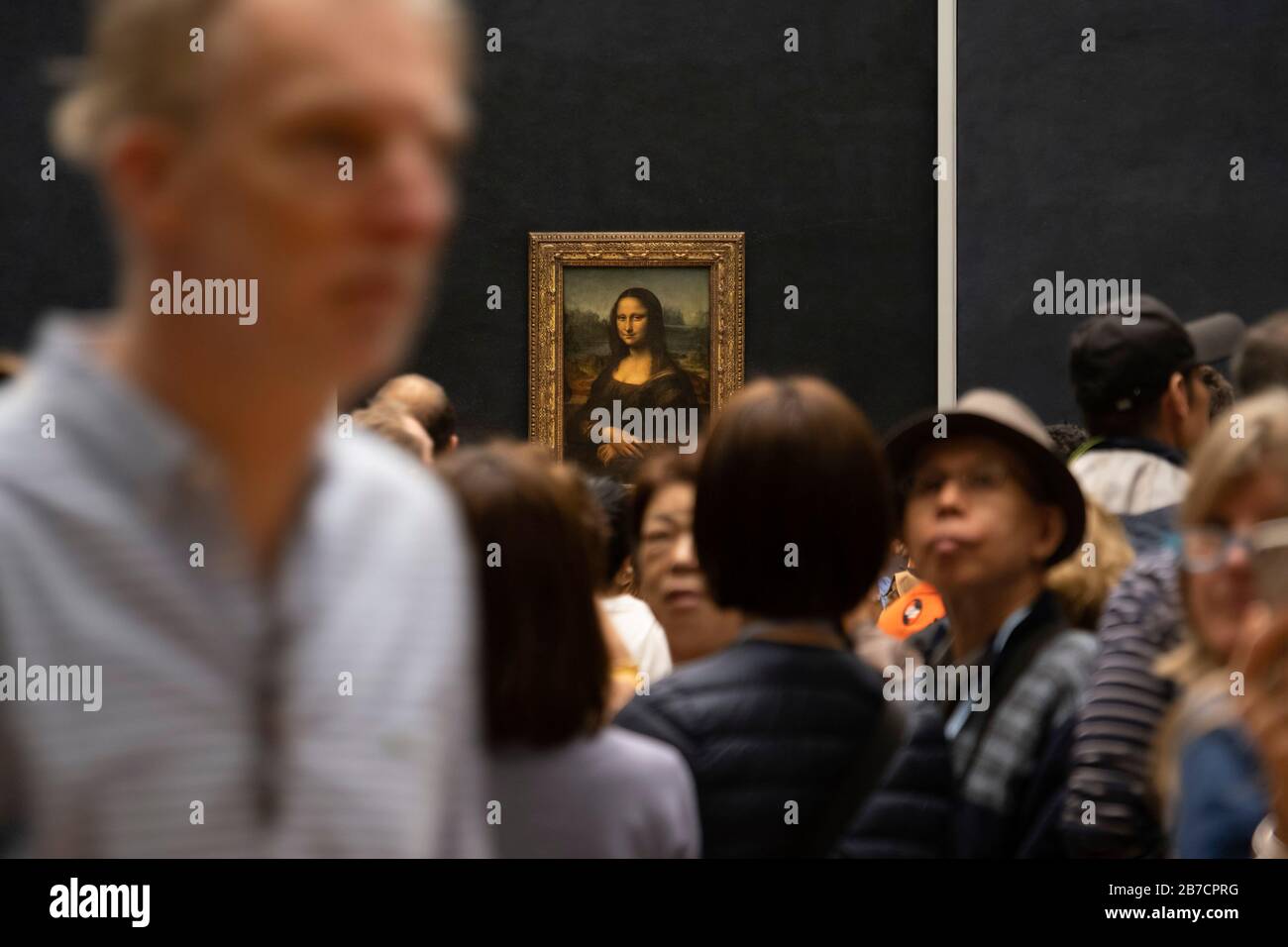 Die Menge der Touristen steht Schlange, um Bilder des Mona-Lisa-Gemäldes des italienischen Künstlers Leonardo da Vinci im Louvre in Paris, Frankreich, Europa zu machen Stockfoto