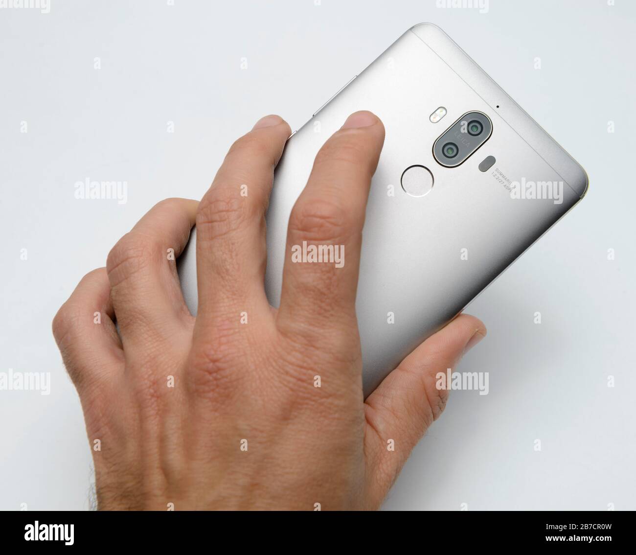 Rückansicht eines Smartphones mit zwei Kameralinsen und einem Fingerabdruckscanner Stockfoto