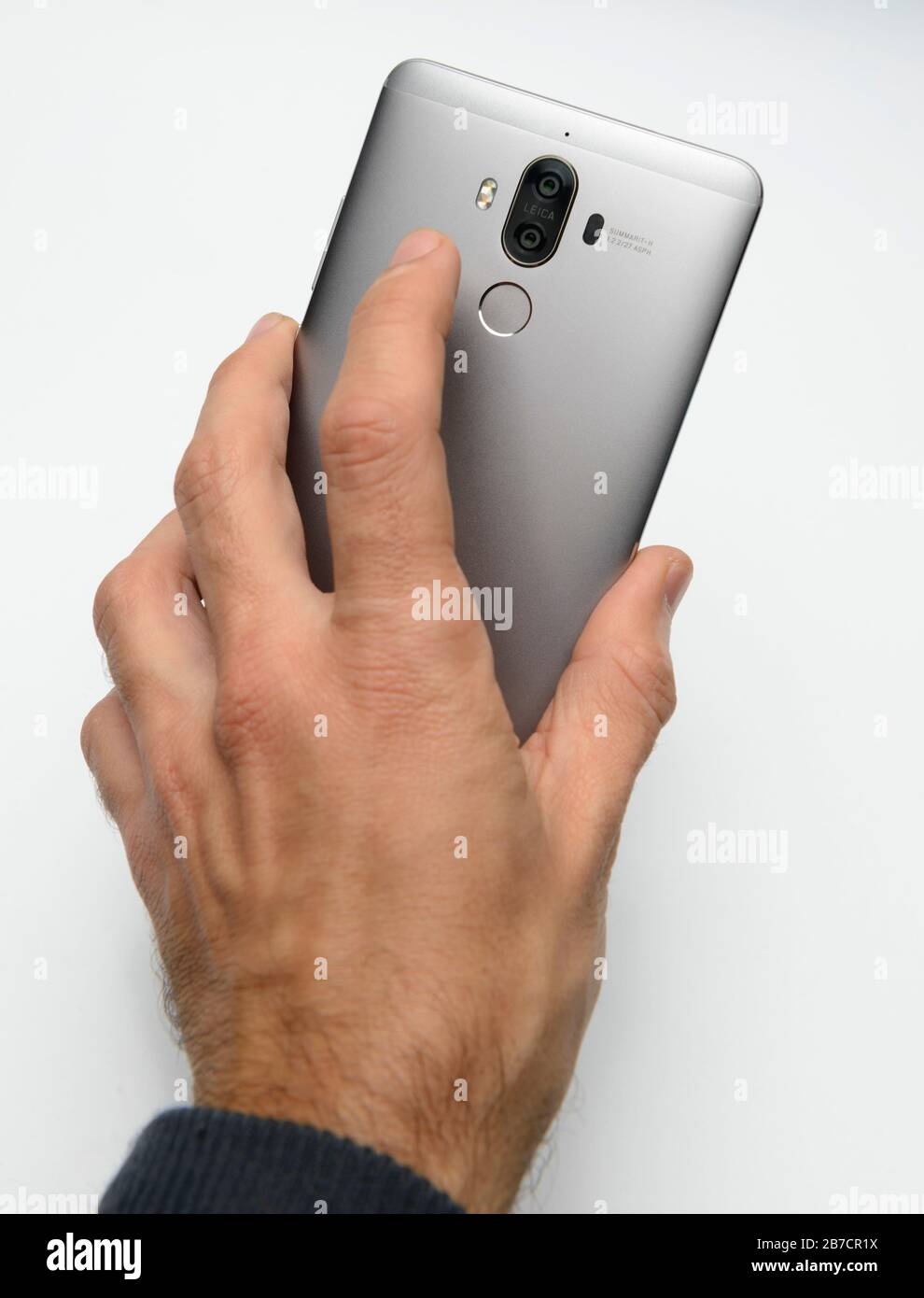 Rückansicht eines Smartphones mit zwei Kameralinsen und einem Fingerabdruckscanner Stockfoto