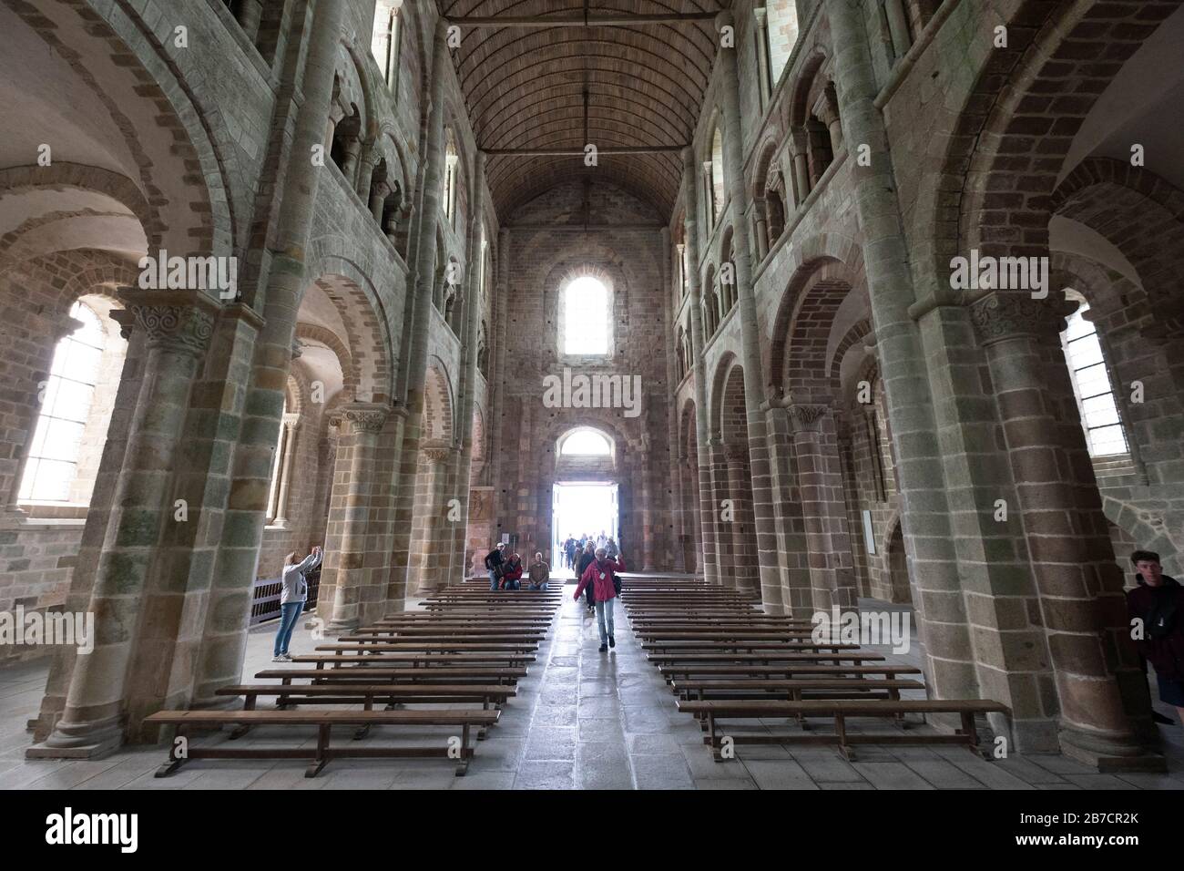 Reiseleiter, der ihre Gruppe im Inneren des Kirchenschiffs der Montéli-Saint-Michel-Abteikirche, Normandie, Frankreich, Europa führt Stockfoto