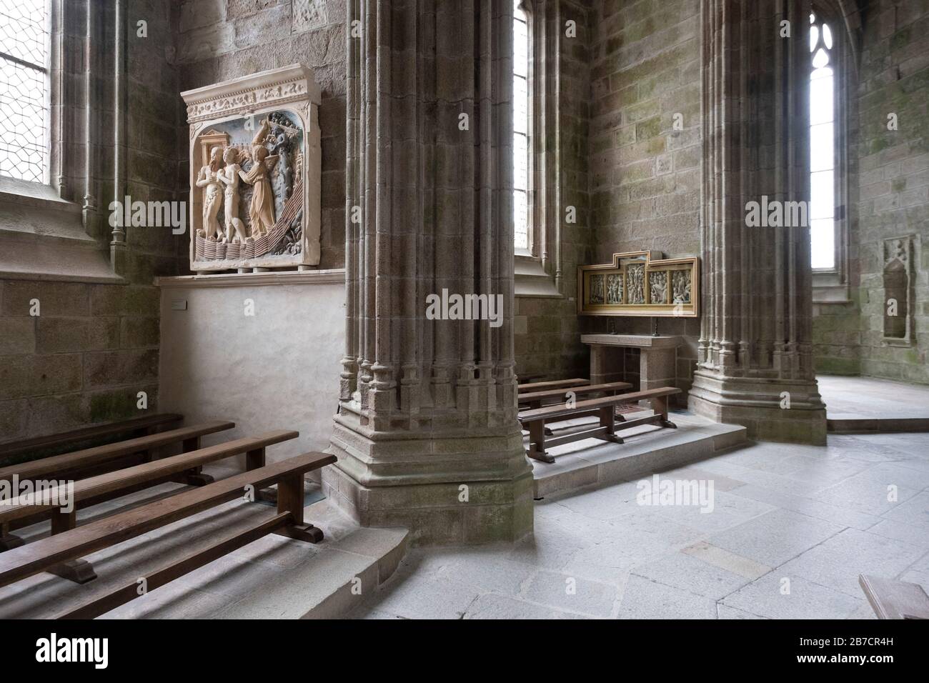 Kirchenbänke und religiöse Kunst im Inneren der Abtei am Mont Saint-Michel, Normandie, Frankreich, Europa Stockfoto