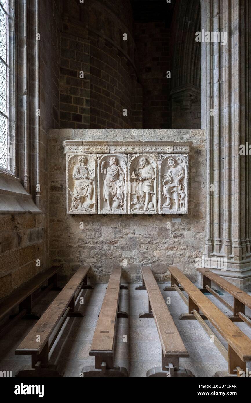 Kirchenbänke und religiöse Kunst im Inneren der Abtei am Mont Saint-Michel, Normandie, Frankreich, Europa Stockfoto