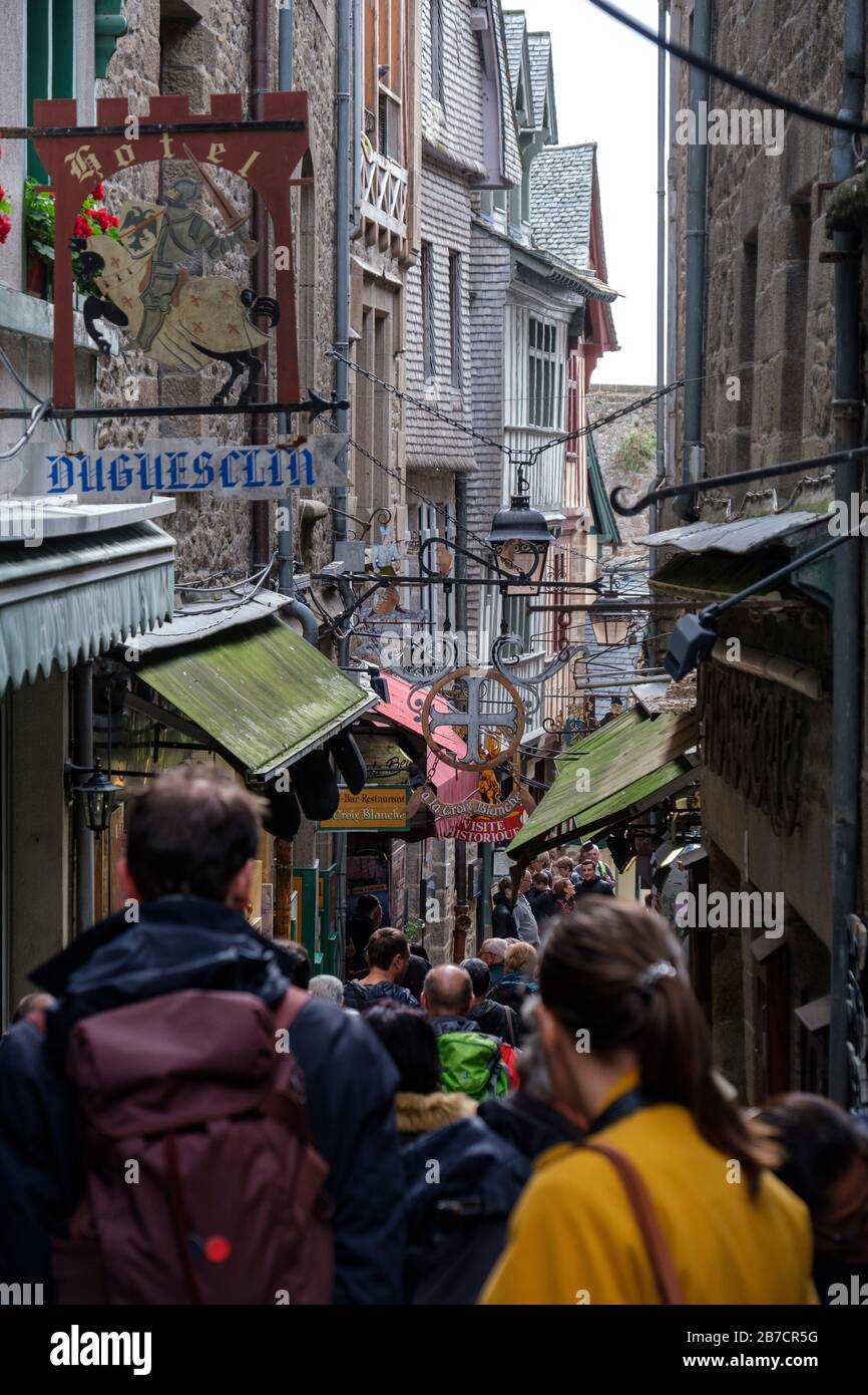 Überfüllte enge Straße am Mont Saint-Michel, Normandie, Frankreich, Europa Stockfoto