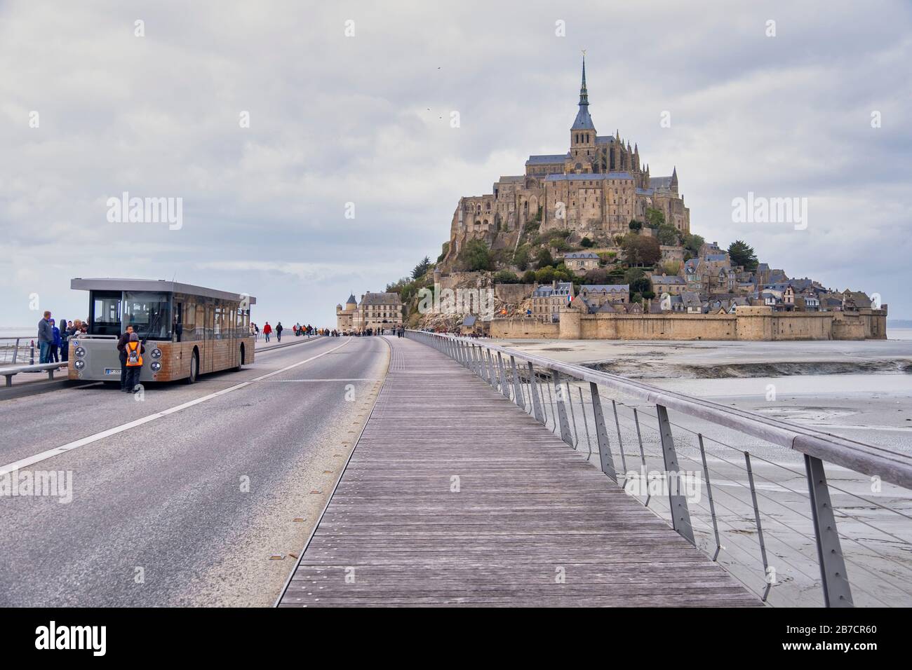 Bus für Touristen auf der Brückenstraße nach Mont-Saint-Michel, Normandie, Frankreich, Europa Stockfoto