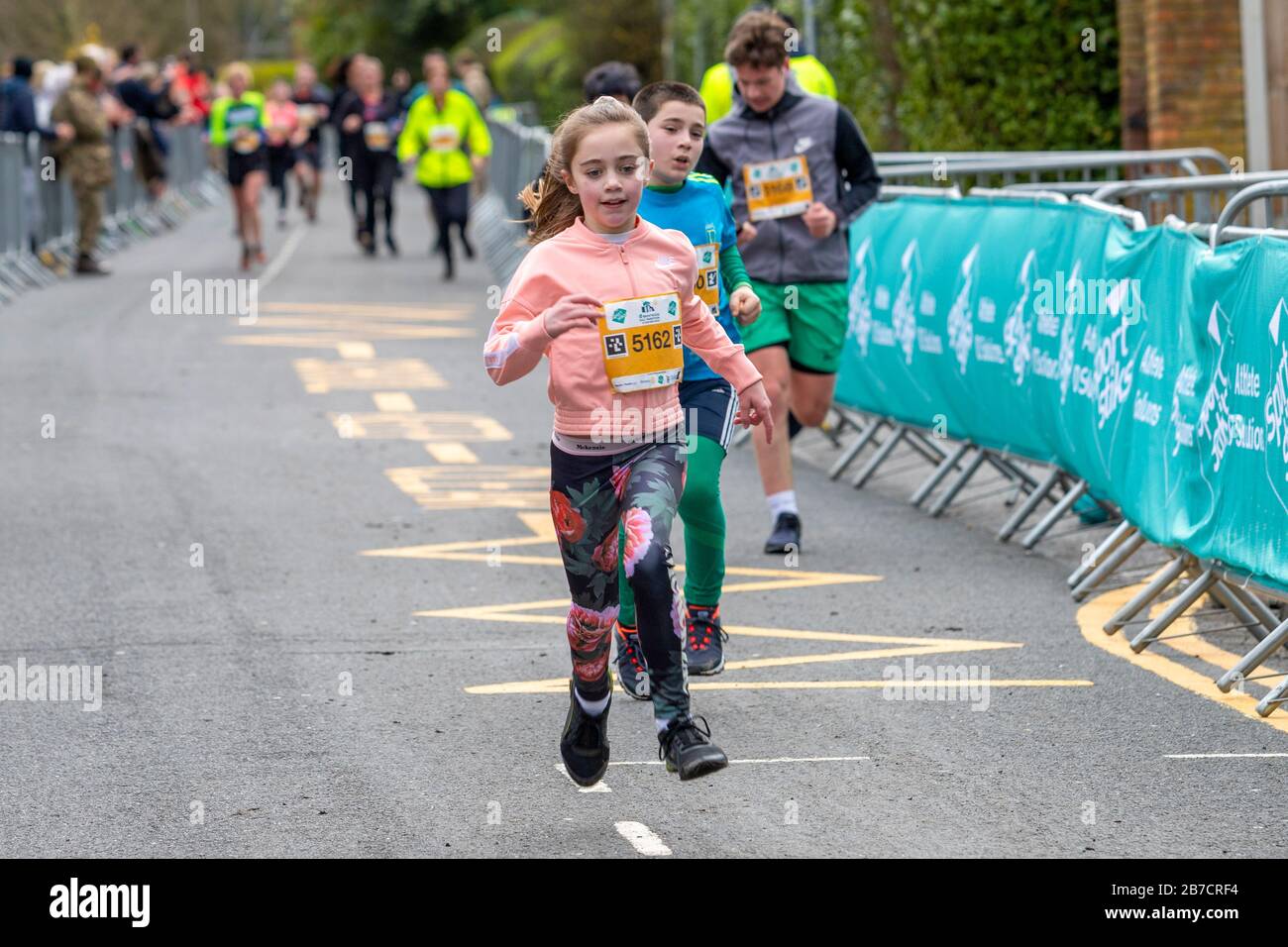 Essex, Großbritannien. März 2020. Der konservative Abgeordnete Alex Burghart und der Bürgermeister von Brentwood nehmen heute am Brentwood Half Marathon and Fun Run in Brentwood, Essex Teil. Viele Läufer nahmen noch an den Rennen Teil, jedoch wurden alle Feierlichkeiten nach dem Rennen aufgrund der Befürchtungen von Coronavirus abgesagt. . Credit: Ricci Fothergill/Alamy Live News Stockfoto