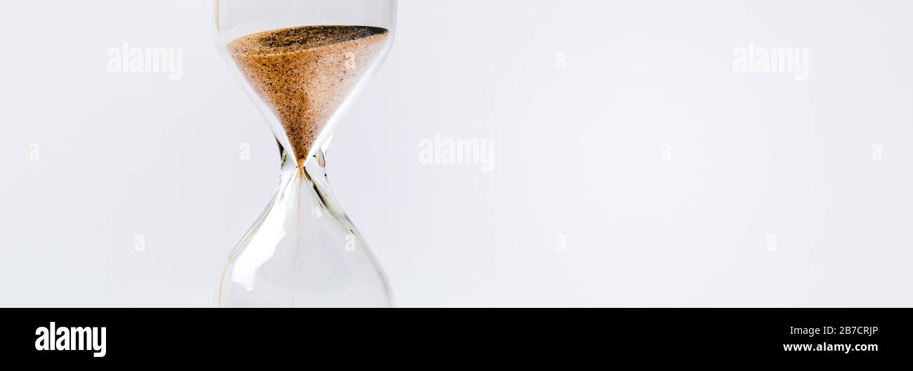 Sand, der durch ein Sanduhr-Konzept fließt, um die Zeit zu vergehen, panoramischer Mock-up Stockfoto