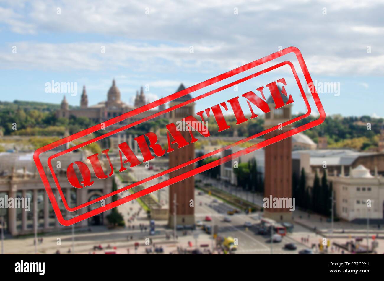 Quarantäneschild mit Platz Spanien in Barcelona als Hintergrund. Warnung vor epidemischer Quarantäne in Spanien. Coronavirus-Krankheit. Warnschild COVID-2019 Stockfoto