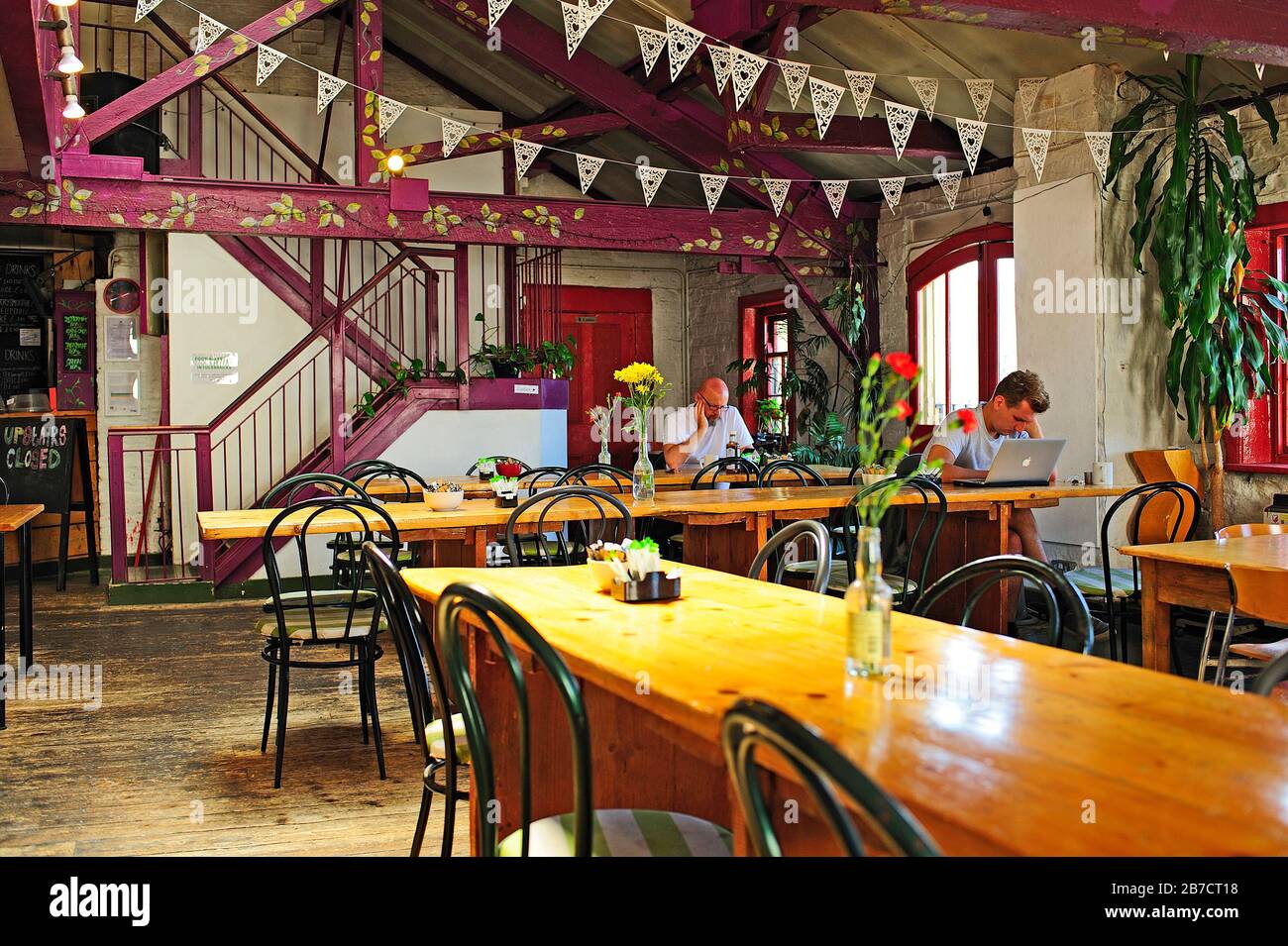 Mittagessen im Vegetarischen Restaurant Egg in Liverpool Stockfoto