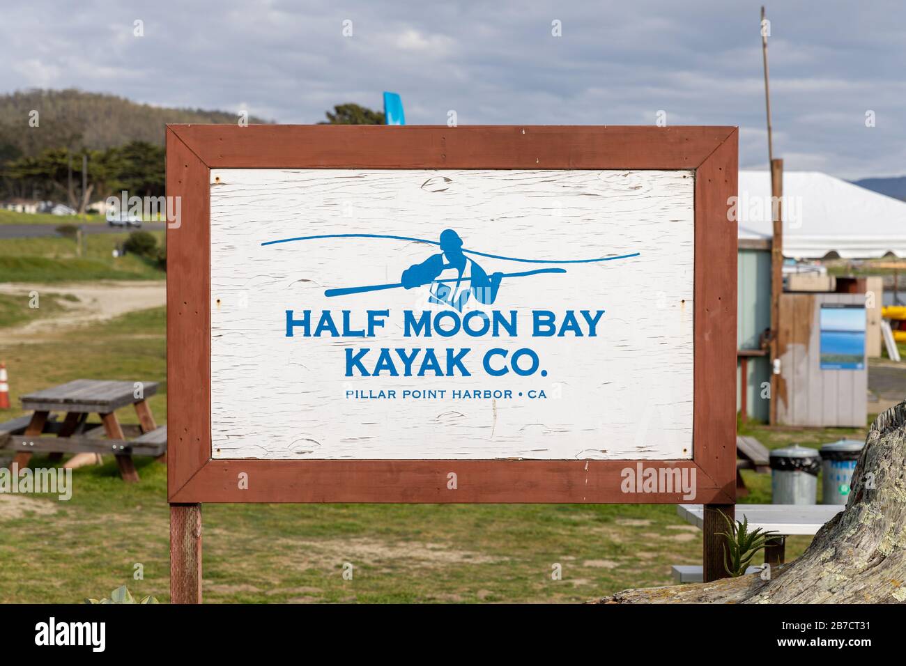 Half Moon Bay Kayak Co., Pillar Point Harbor, Schild; Half Moon Bay, Kalifornien, USA Stockfoto