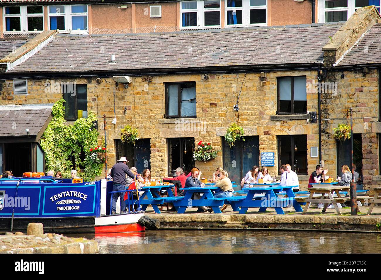 Sommer-Diners vor dem Wasser-Witch-Pub am Lancaster Kanal Stockfoto