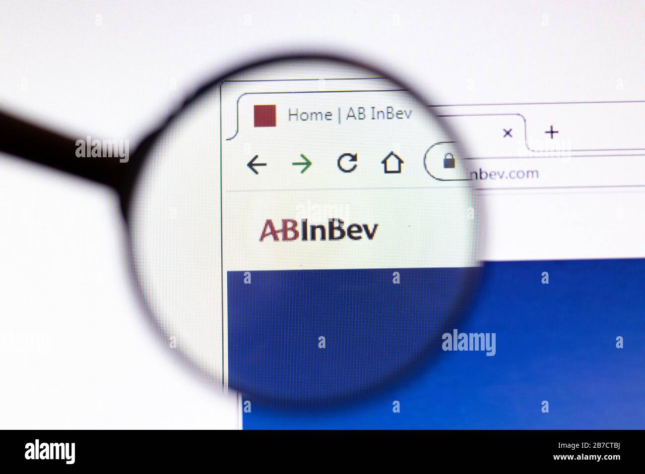 Los Angeles, Kalifornien, USA - 15. März 2020: Anheuser-Busch InBev-Symbol auf der Webseite. Das Ab-inbev.com Logo ist auf dem Bildschirm zu sehen und illustriert Stockfoto