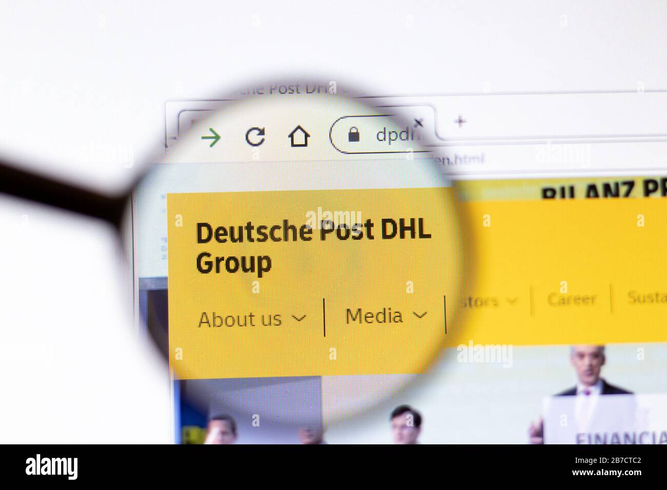 Los Angeles, Kalifornien, USA - 15. März 2020: Symbol der Deutsche Post DHL Group auf der Webseite. Das Dpdhl.com Logo ist auf dem Bildschirm zu sehen und illustriert Stockfoto
