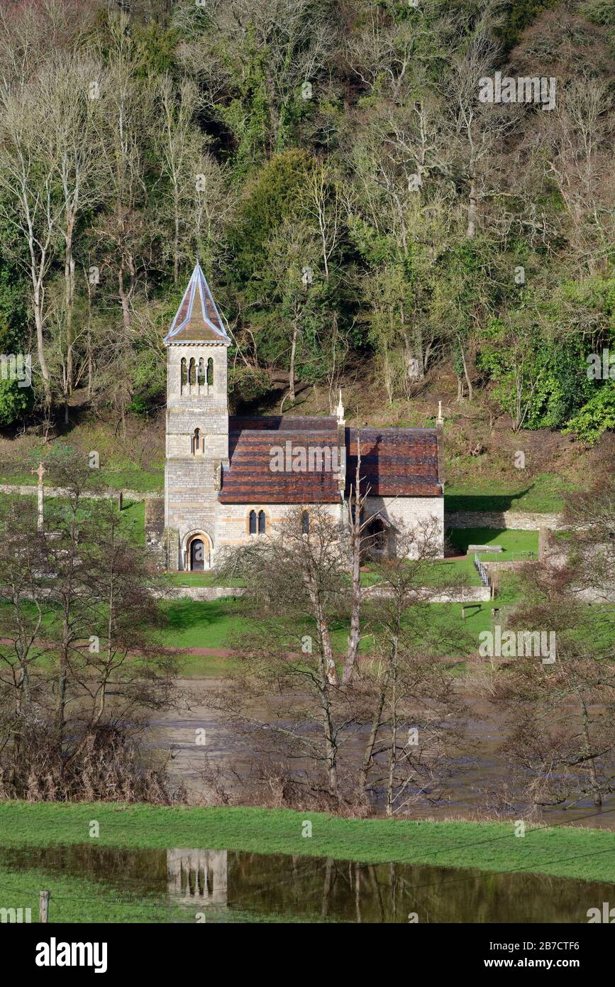 ST Margaret's Church, walisische Bicknor Am Ufer des überfluteten Flusses Wye. Erbaut 1858 Stockfoto