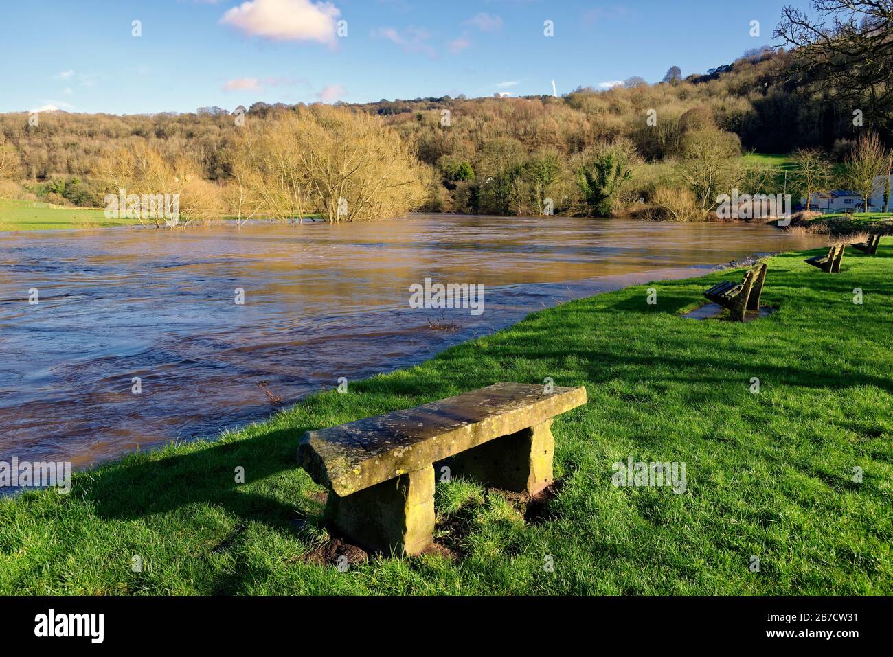 River Wye in Flood in Lower Lydbrook, Gloucestershire, Großbritannien Stockfoto