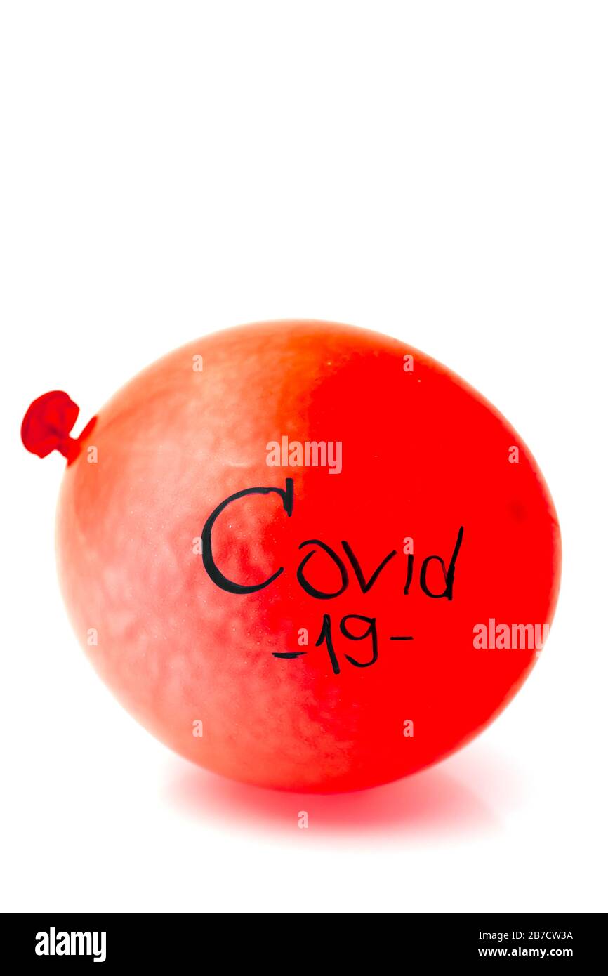 COVID - 19 rote Blase Ballon, ein globales Problem für die Größe einer Pandemie. Selektiver Fokus mit geringer Schärfentiefe. Stockfoto