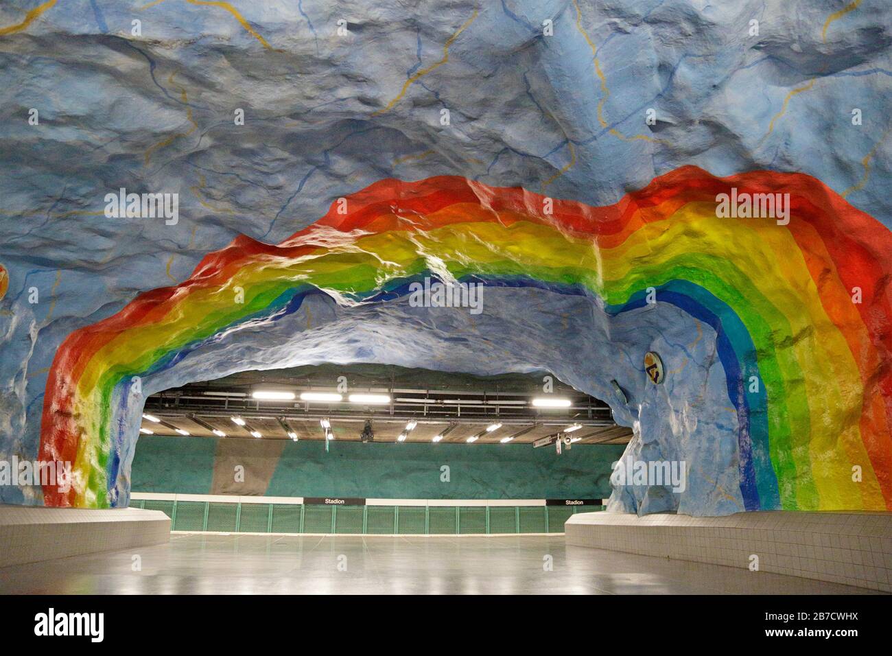 Stockholm, Schweden - 22. Juni 2019: Buntes Regenbogengemälde an der Wand des Hauptbahnsteigs des U-Bahnhofs Stadion in Stockholm, Schweden Stockfoto