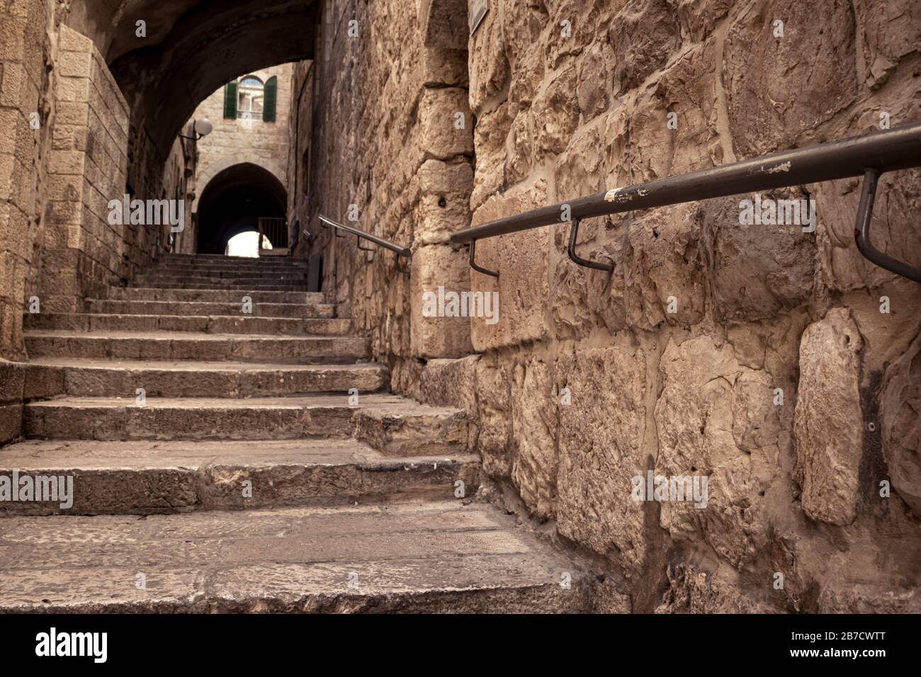 Eine uralte Treppe, in den alten Gassen des jüdischen Viertels, Bögen und Gebäude im alten Stil, ein Metallgeländer für behindertengerechten Zugang. Tageslicht, Jerusalem, Isra Stockfoto