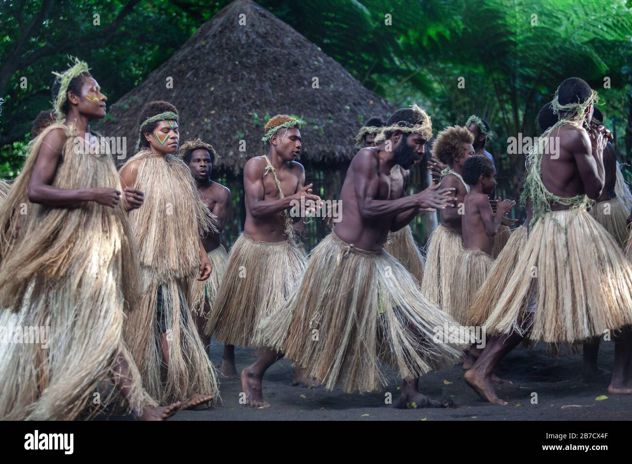 Melanesischer indigener Yakel-Stamm der tanna-insel tanzt traditionellen Tanz im Grasschloß Stockfoto