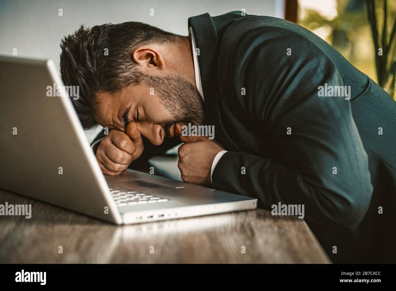 Müde Business Man Schläft Im Notebook Stockfoto
