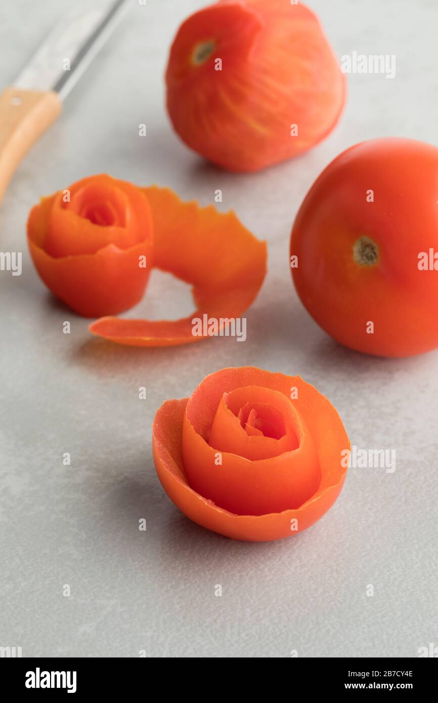 Rosen aus Tomatenhaut zur Dekoration machen eine Mahlzeit aus der Nähe Stockfoto