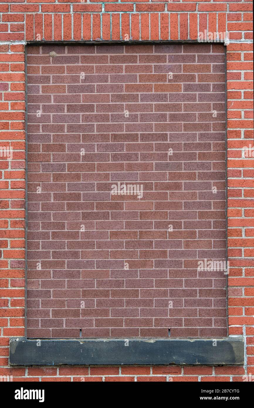 Ein Fenster, das mit Backsteinen gefüllt wurde. Stockfoto