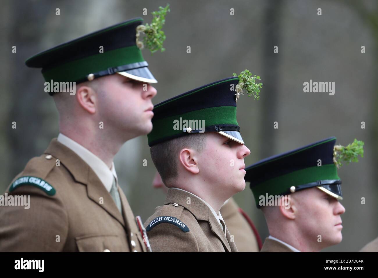 Offiziere und Wachleute der Irish Guards auf der St Patrick's Day Parade marschieren zum Guards Memorial im St James's Park, London. Stockfoto