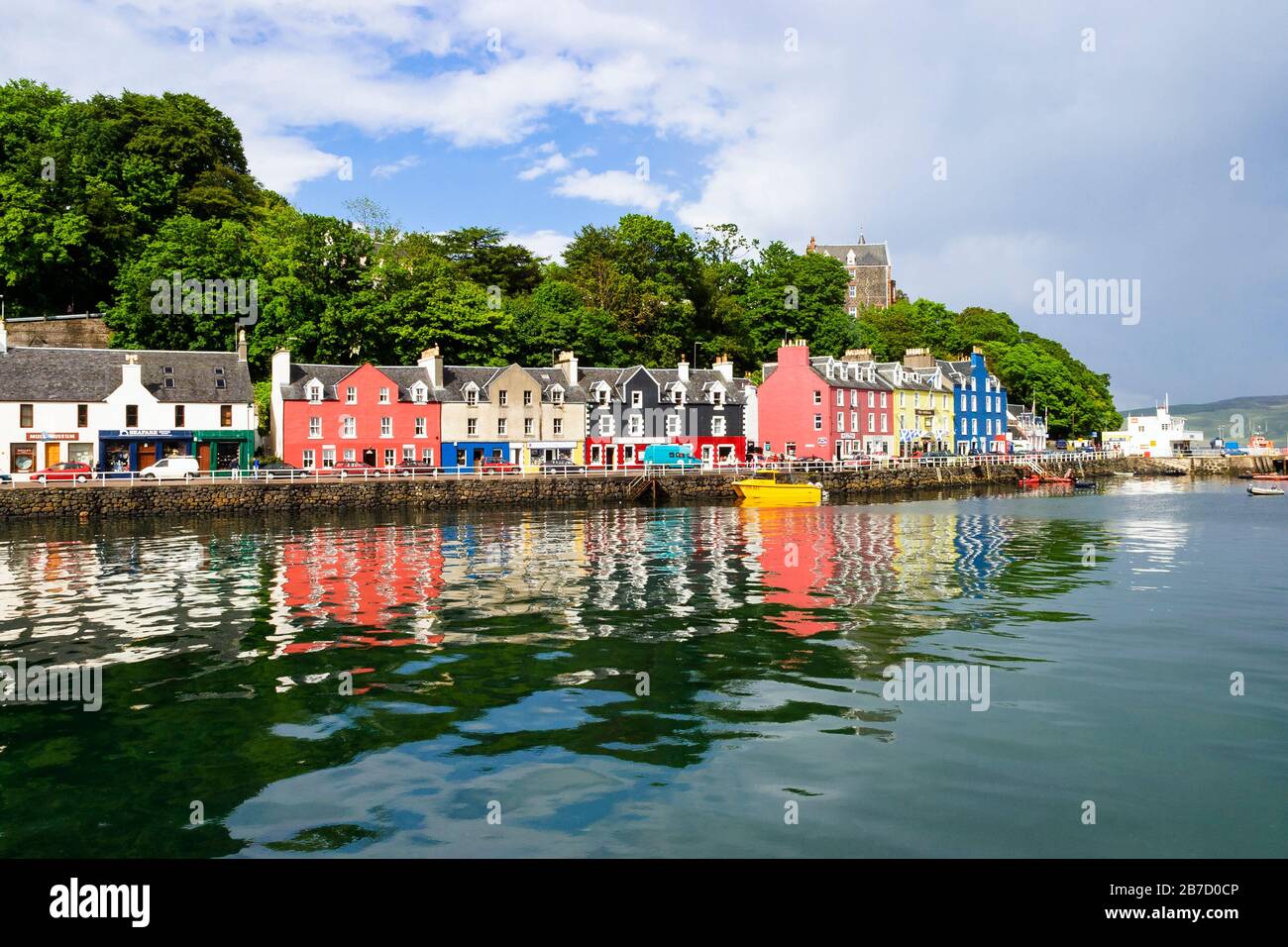 Schöne bunte Häuser am Hafen von Tobermory in Schottland Stockfoto