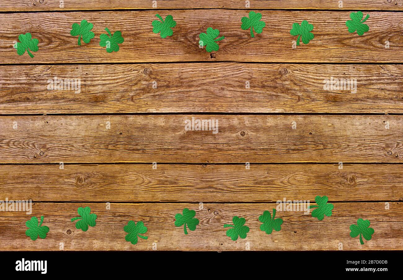 Auf dem alten Holzhintergrund blättert Papierklee. Lucky Shamrock, St. Patrick's Day Feriensymbol. Platz für Text, Draufsicht. Stockfoto