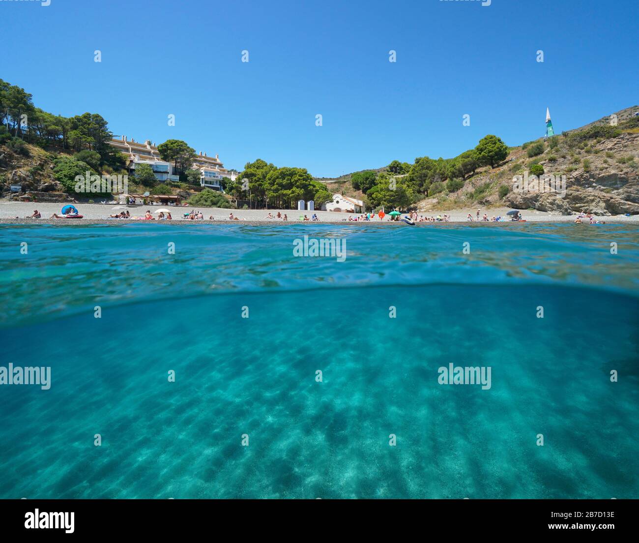 Spanien Mittelmeer Meer, Strandküste im Sommerurlaub mit Sand unter Wasser, geteilter Blick über und unter Wasser, Costa Brava, Colera Stockfoto