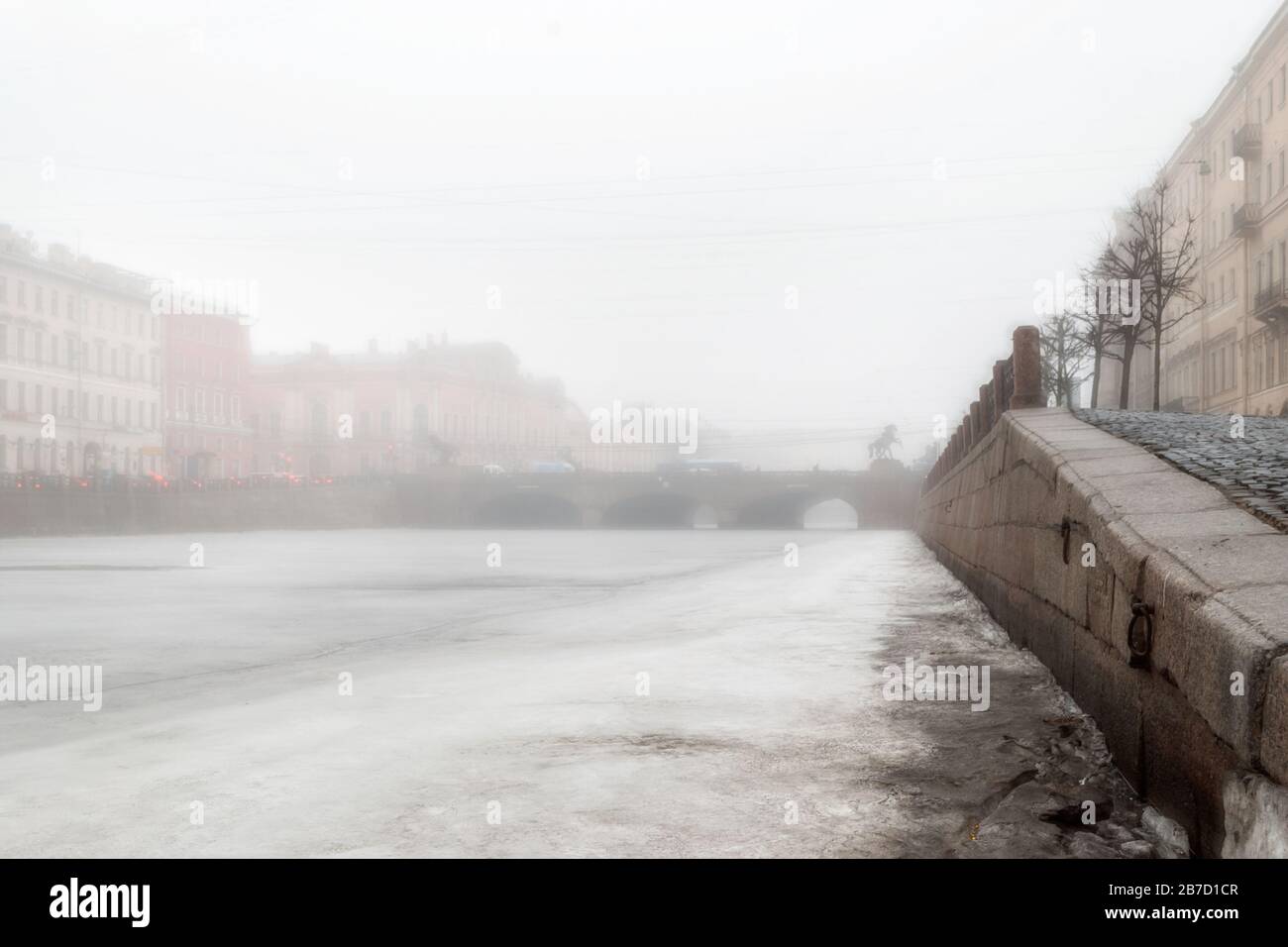 Nebel über dem Fluss Fontanka am frühen Februarmorgen in der Stadt Sankt Petersburg. Stockfoto