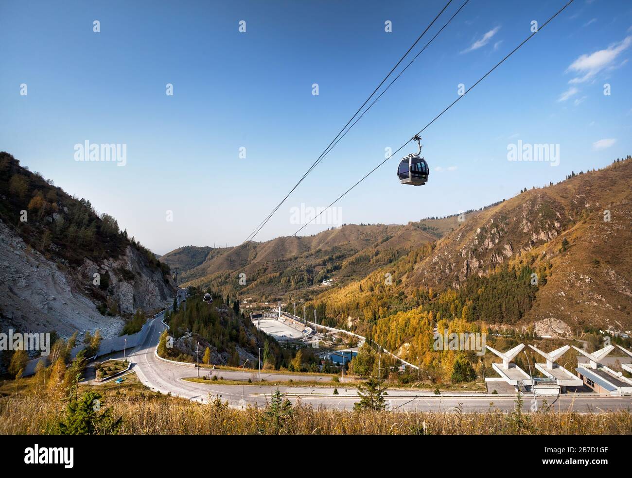 Die höchste Schlittschuhbahn der Welt eine Seilbahn zur Herbstzeit in Almaty, Kasachstan Stockfoto