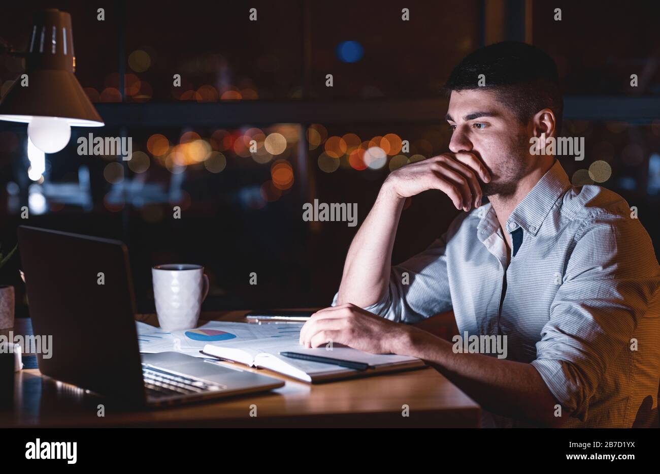 Konzentrierter Unternehmer, Der Spät Nachts Im Büro An Einem Laptop Arbeitet Stockfoto