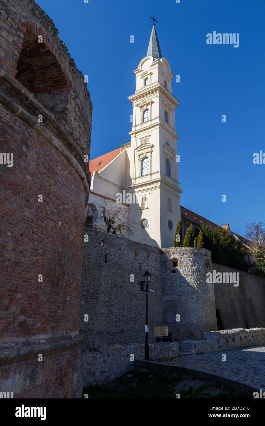 Renovierter Kirchturm (erbaut 1882) der St.-Saint-Georg-Kirche (Szent Gyorgy-templom) (erbaut 1393) mit der mittelalterlichen Stadtmauer, Sopron, Ungarn Stockfoto