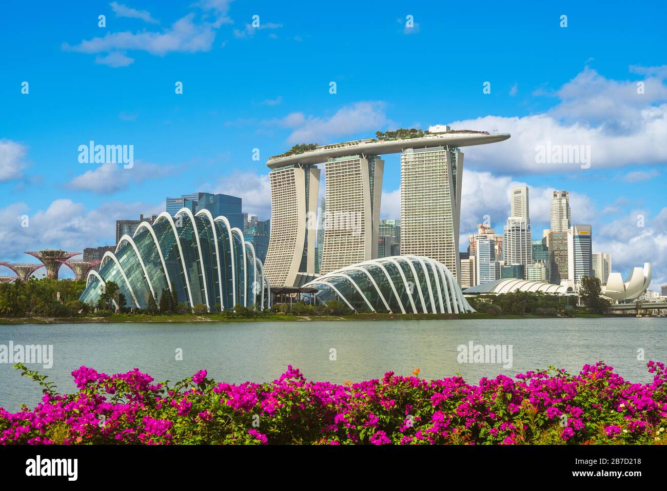Singapur - 3. Februar 2020: Skyline von singapur an der Marina Bay mit ikonischem Gebäude wie Supertree, Marina Bay Sands, kunstwissenschaftlichem Museum. Stockfoto
