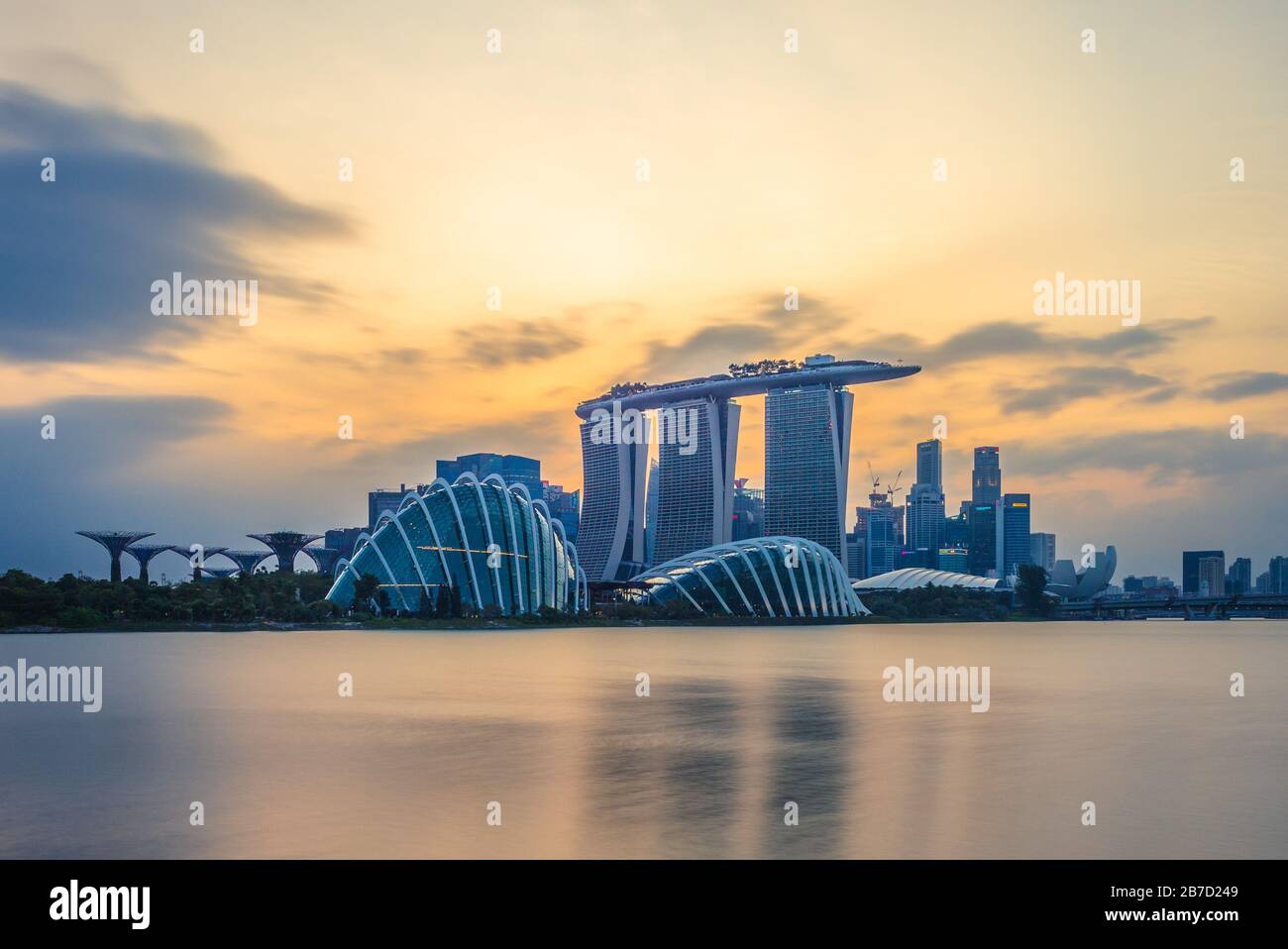 Singapur - 4. Februar 2020: Skyline von singapur an der Marina Bay mit ikonischem Gebäude wie Supertree, Marina Bay Sands, kunstwissenschaftlichem Museum. Stockfoto