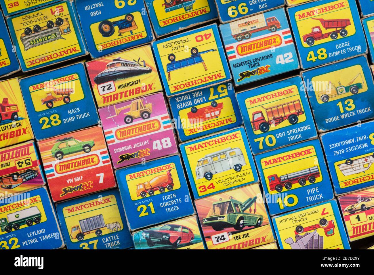 Haufengruppe von Matchbox Spielzeug-Modellautokästen nebeneinander Stockfoto