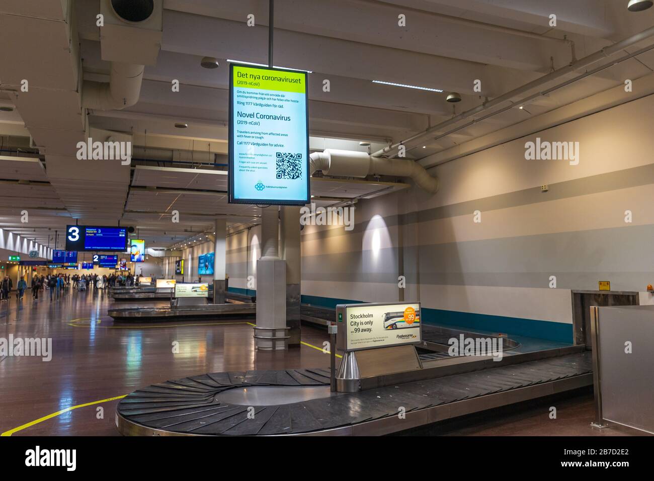 Stockholm, Schweden - 15. März: Ankunftszone am Flughafen Arlanda mit leerem Gepäckband und Informationsdisplay zum Corona Virus Stockfoto