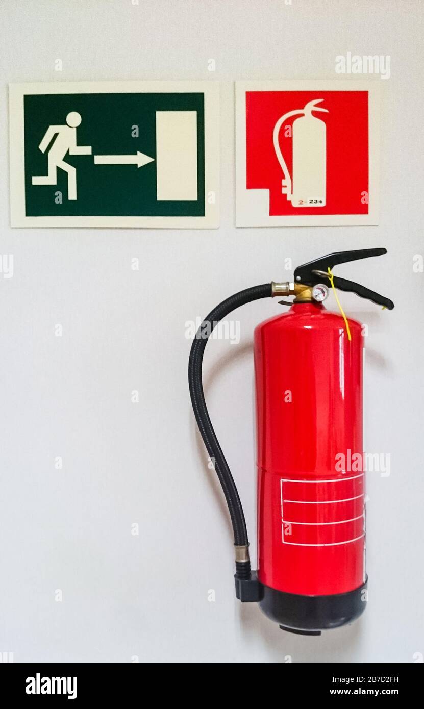Feuerlöscher und Ausgangssignal Stockfoto