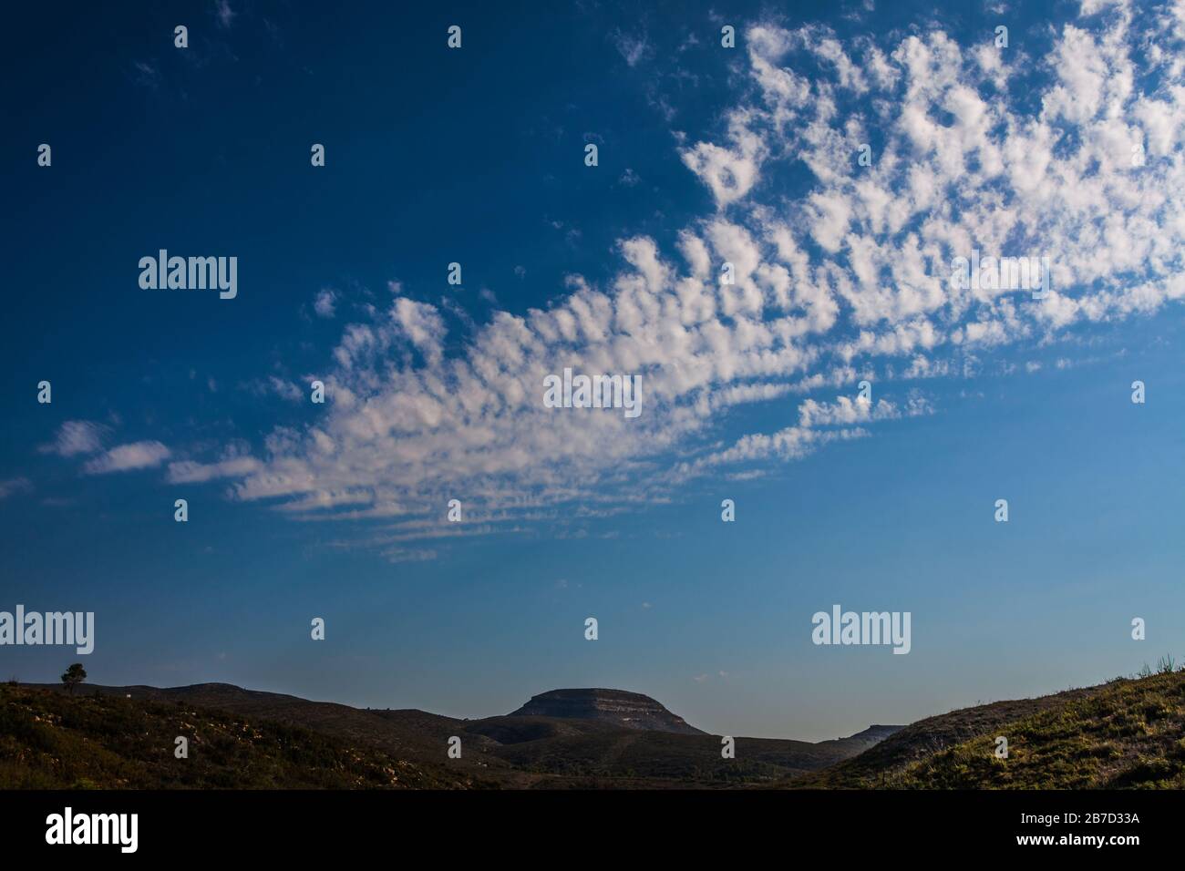 Motroton Berg mit blauem Himmel und weißen windigen Wolken Stockfoto