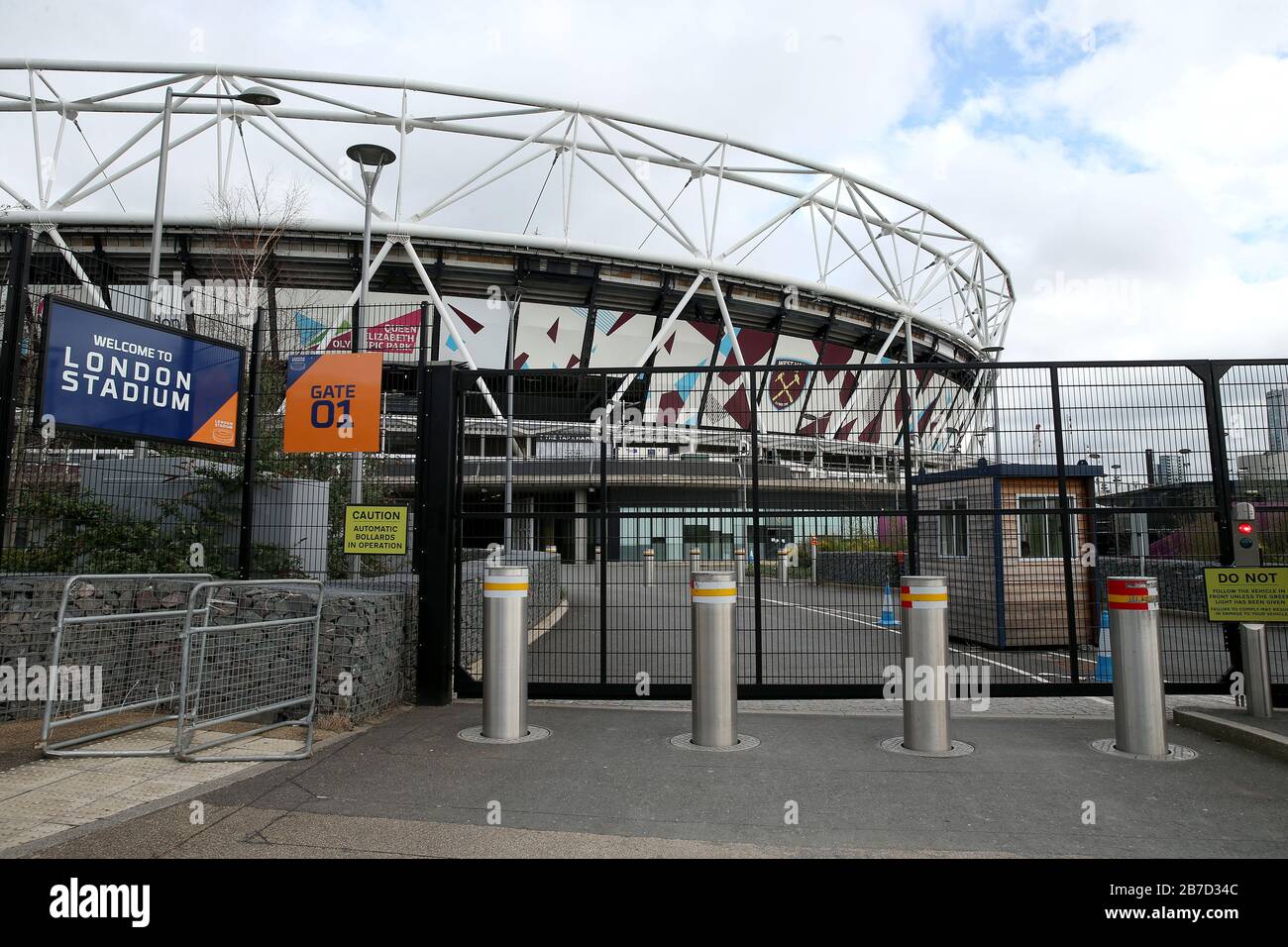 Blick auf gesperrte Tore außerhalb des Londoner Stadions, Heimstadion des West Ham United Football Club, nach der Ankündigung vom Freitag, dass die Premier League alle Spiele bis Samstag, den 4. April 2020 ausgesetzt hat. Stockfoto