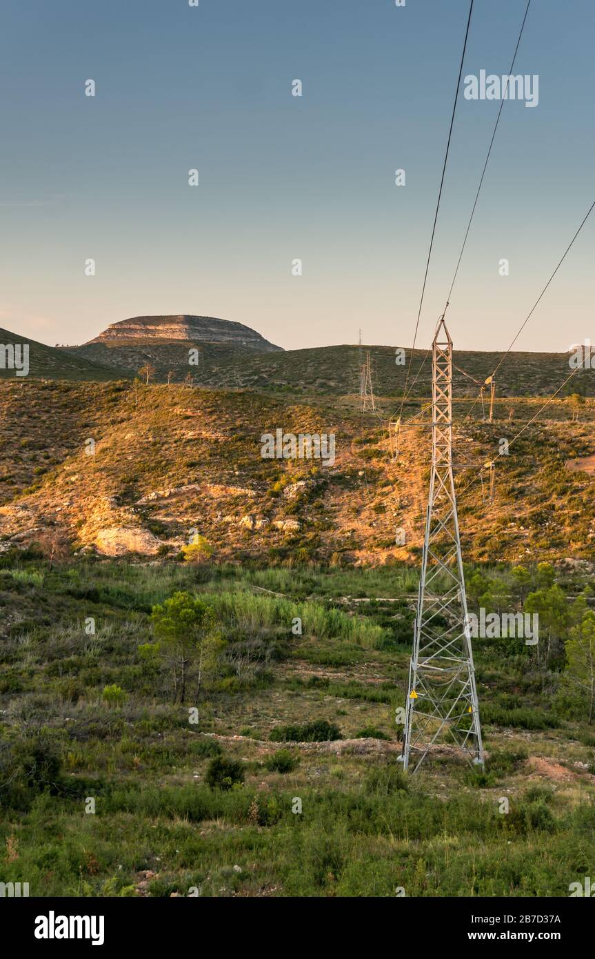 Elektropole mit dem Berg Motroton im Hintergrund und am Himmel Stockfoto
