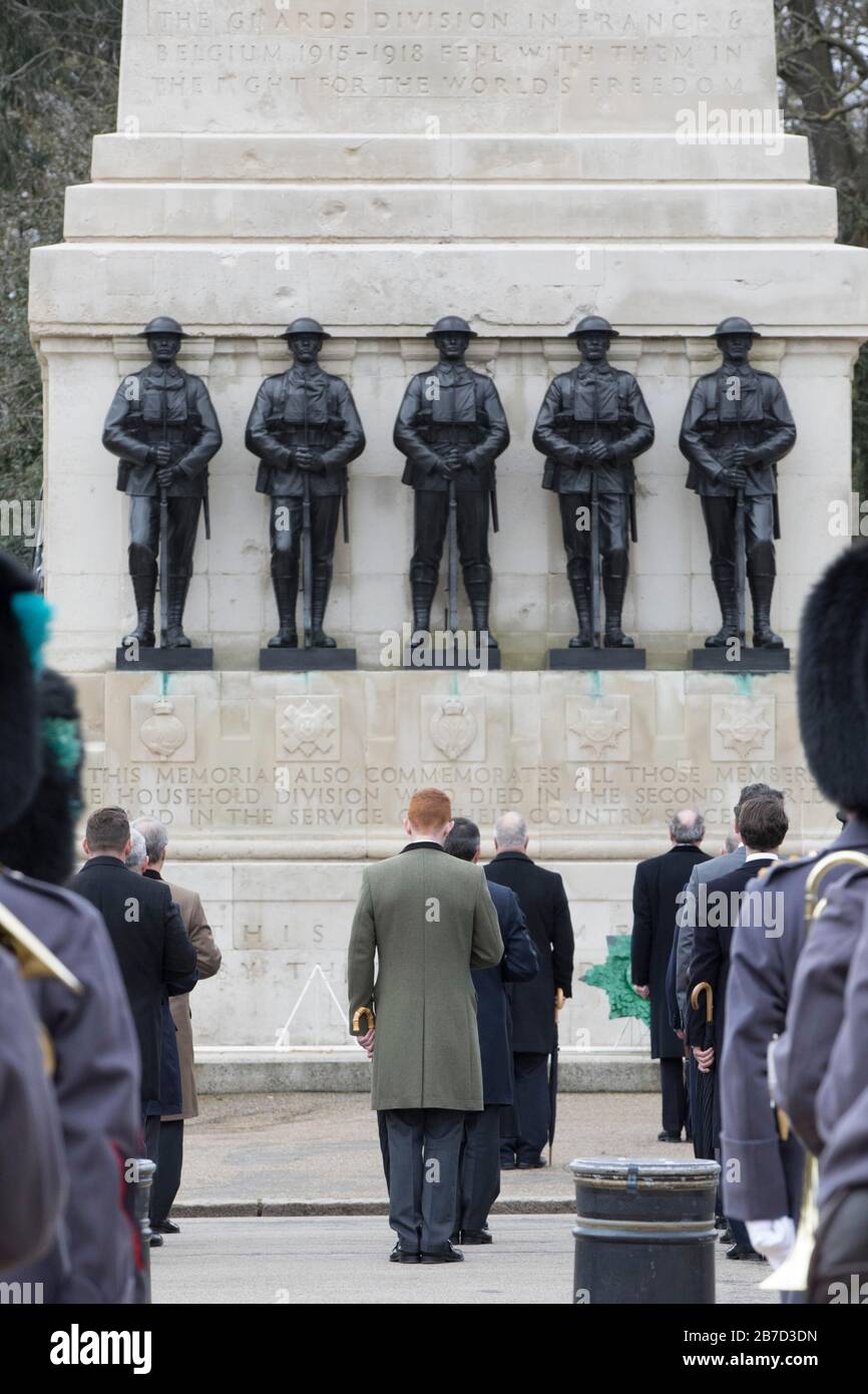 Die Irish Guards stehen auf den Stufen des Guards Memorial während der St Patrick's Day Parade im St James's Park, London. Stockfoto