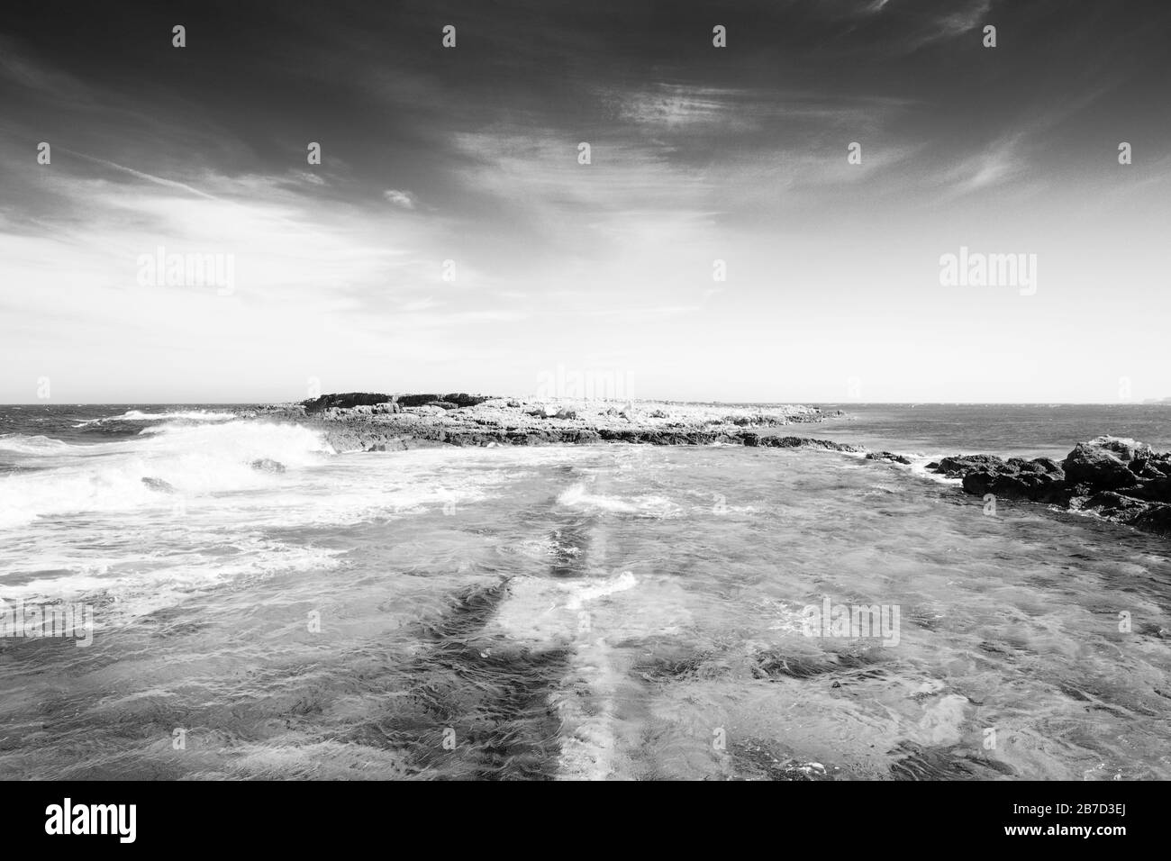 Das Meer über einem Pool, bevor Sie hinüber gehen, um zu Land zu kommen, das als Lufttrainingshilfe für den zweiten Weltkrieg in Qawra Point Beach in malta verwendet wird Stockfoto