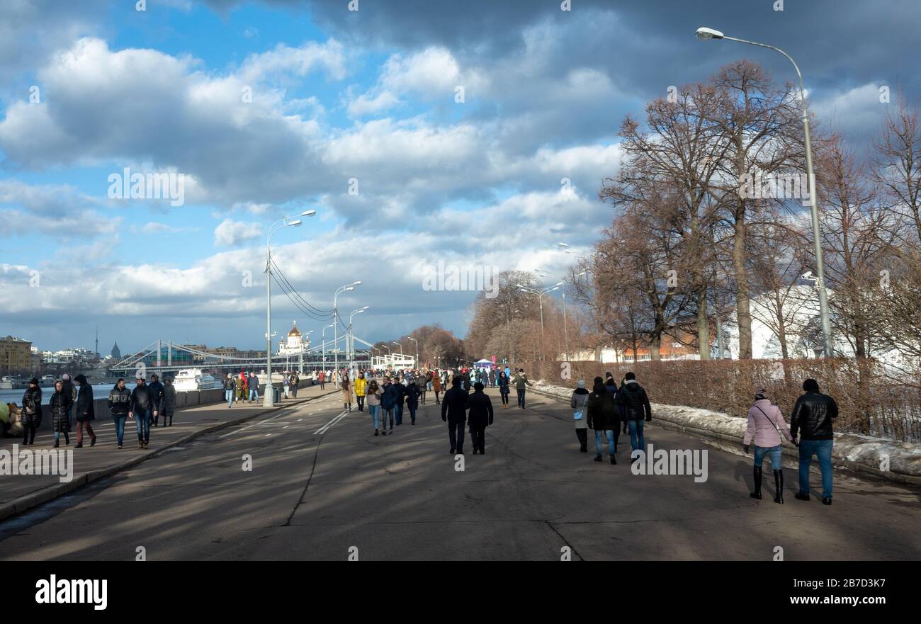 Februar 2019 In Moskau, Russland Statt. Passanten auf dem Puschkinskaja-Böschung im Gorky-Park in Moskau. Stockfoto