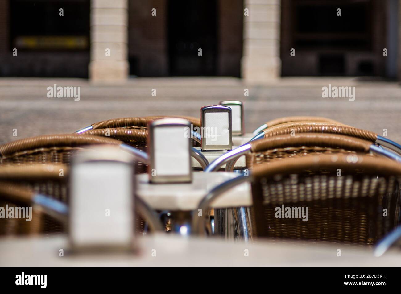 Serviettenboxen auf den Tischen einer Terrasse einer leeren Bar Stockfoto