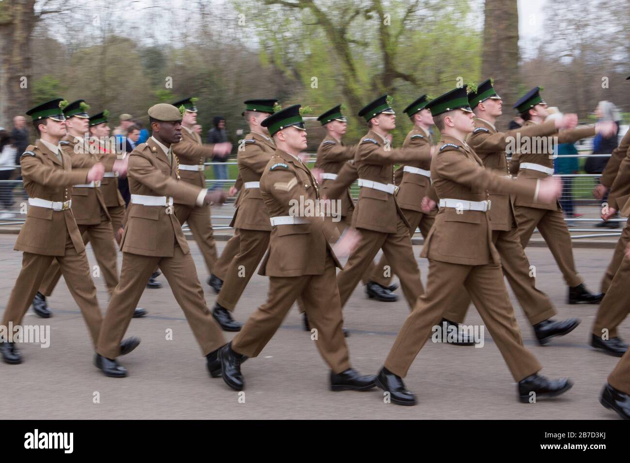 Die Irish Guards marschieren während der St Patrick's Day Parade auf dem Weg zum Guards Memorial im St James's Park, London, den Birdcage Walk hinunter. Stockfoto