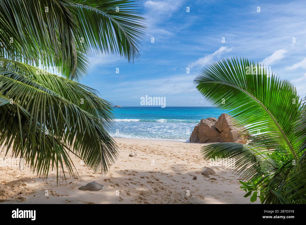 Tropisch sonniger paradiesischer Strand Stockfoto