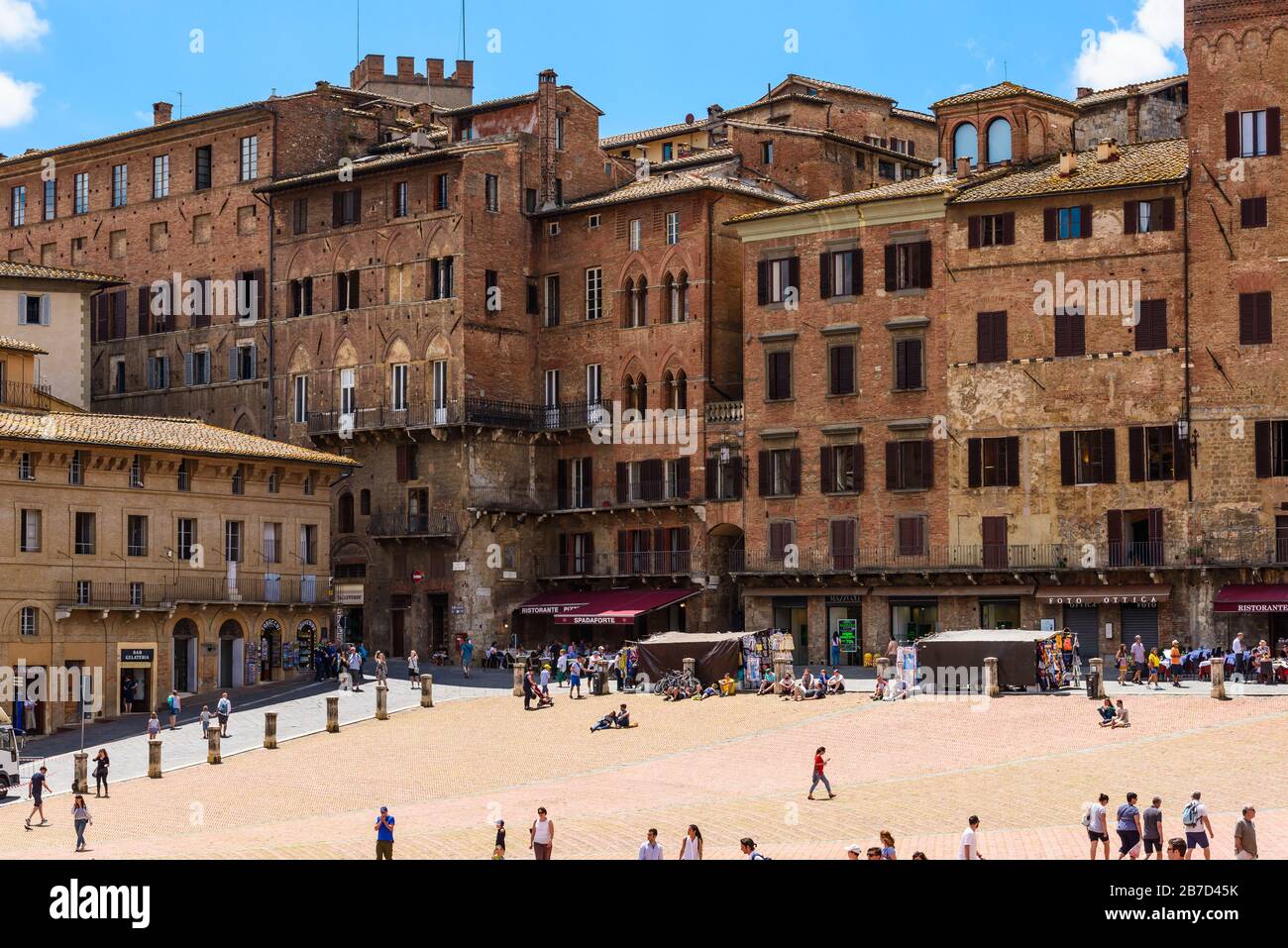 Gebäude rund um die Piazza del Campo, einer der größten mittelalterlichen Plätze Europas, im Herzen des historischen Zentrums von Siena, Toskana. Stockfoto