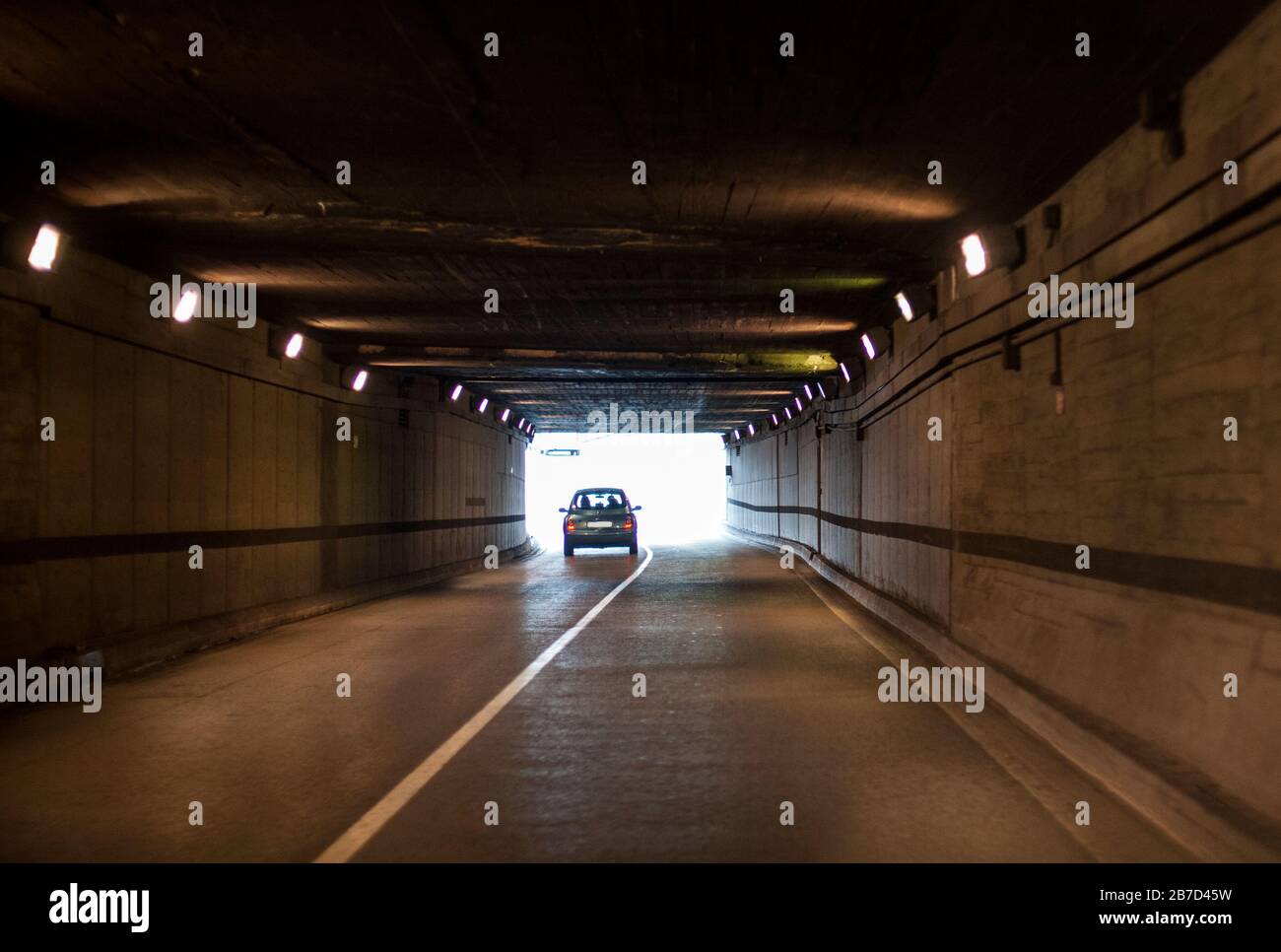 Während Der Fahrt In Einem Tunnel Bemerken Road tunnel traffic sign -Fotos und -Bildmaterial in hoher Auflösung